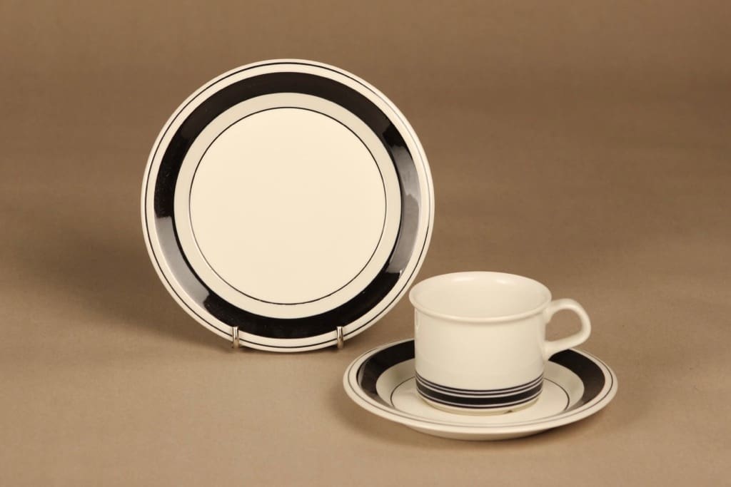 Arabia Faenza raita kahvikuppi ja lautaset(2), valkoinen, musta, suunnittelija Inkeri Seppälä, raitakoriste