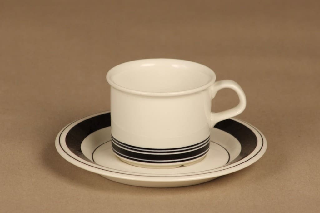 Arabia Faenza raita kahvikuppi ja lautaset(2), valkoinen, musta, suunnittelija Inkeri Seppälä, raitakoriste kuva 2