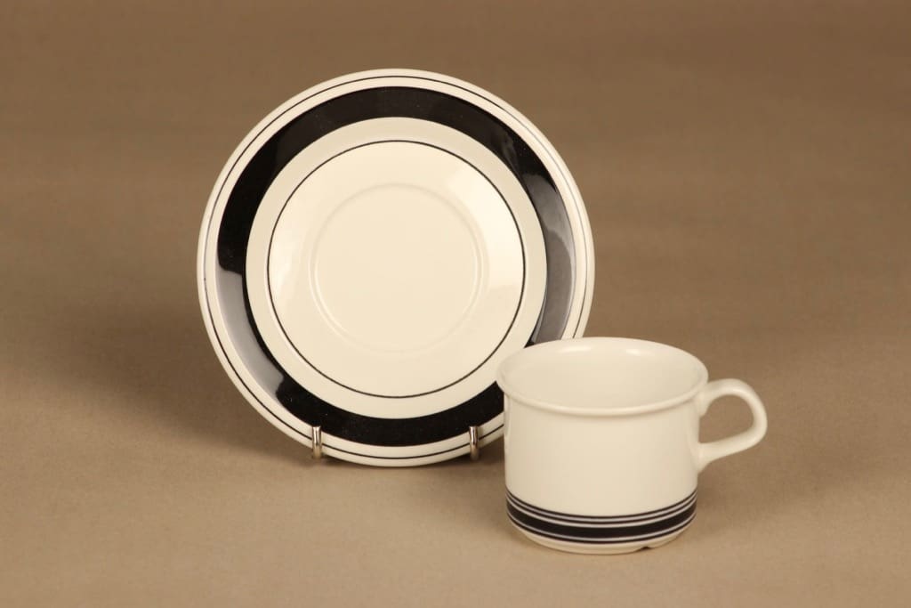 Arabia Faenza raita kahvikuppi ja lautaset(2), valkoinen, musta, suunnittelija Inkeri Seppälä, raitakoriste kuva 3