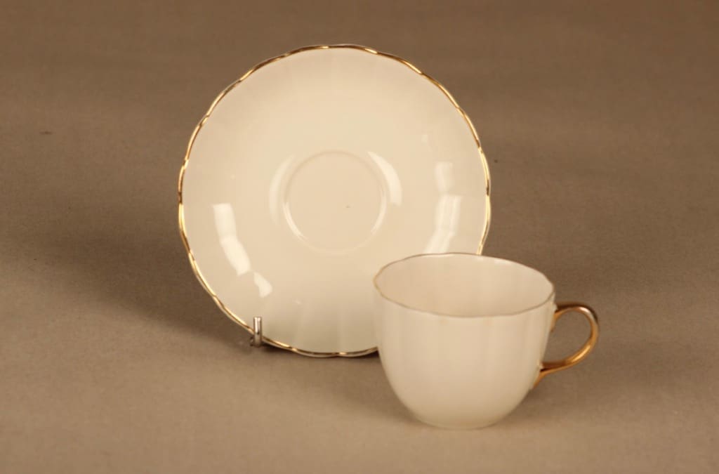 Arabia Kultakorva kahvikuppi ja lautaset(2), luonnonvalkoinen, kulta, suunnittelija , kullattu kuva 3
