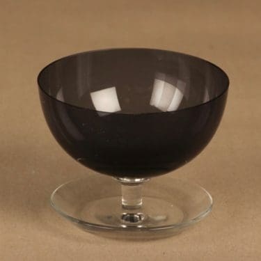 Nuutajärvi 1344 jäätelömalja, jalallinen, suunnittelija Saara Hopea, jalallinen