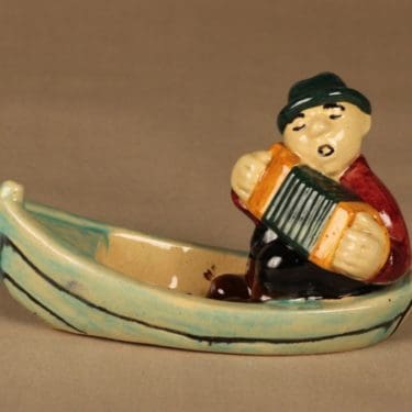 Kupittaan savi 868 figuuri, Haitarinsoittaja veneessä, suunnittelija , Haitarinsoittaja veneessä, käsinmaalattu, signeerattu, naivismi