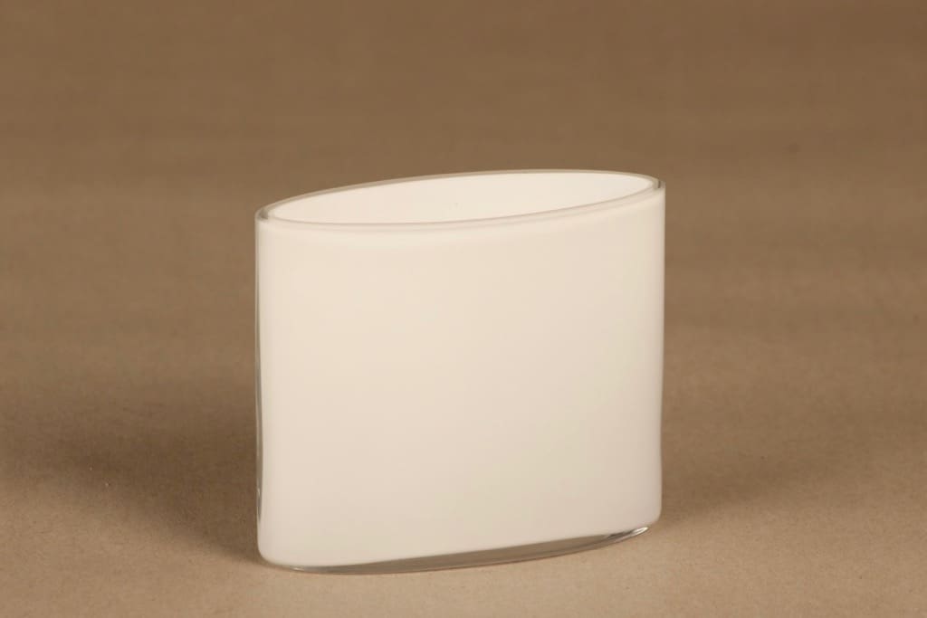 Iittala Ovalis maljakko, valkoinen, suunnittelija Tapio Wirkkala,