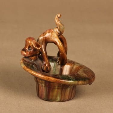 Kupittaan savi figuuri, Pluto, suunnittelija Pentti Joroinen, Pluto, hattu, koira