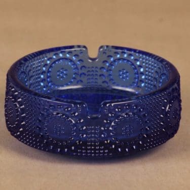 Riihimäen lasi Grapponia tuhka-astia, sininen, suunnittelija Nanny Still,