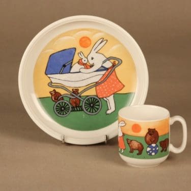 Arabia Päiväkävelyllä lasten lautanen ja muki, monivärinen, suunnittelija Heljä Liukko-Sundström,