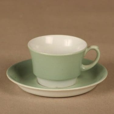 Arabia EP kahvikuppi ja lautanen, vihreä, suunnittelija Greta-Lisa Jäderholm-Snellman,