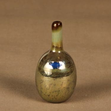 Nuutajärvi Mansikkapaikka koristepullo, signeerattu, suunnittelija Oiva Toikka, signeerattu