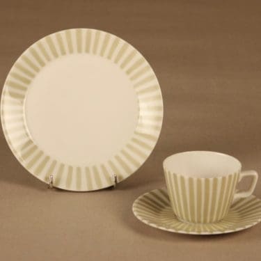 Arabia Reseda kahvikuppi ja lautaset (2), käsinmaalattu, suunnittelija Esteri Tomula, käsinmaalattu, raitakoriste
