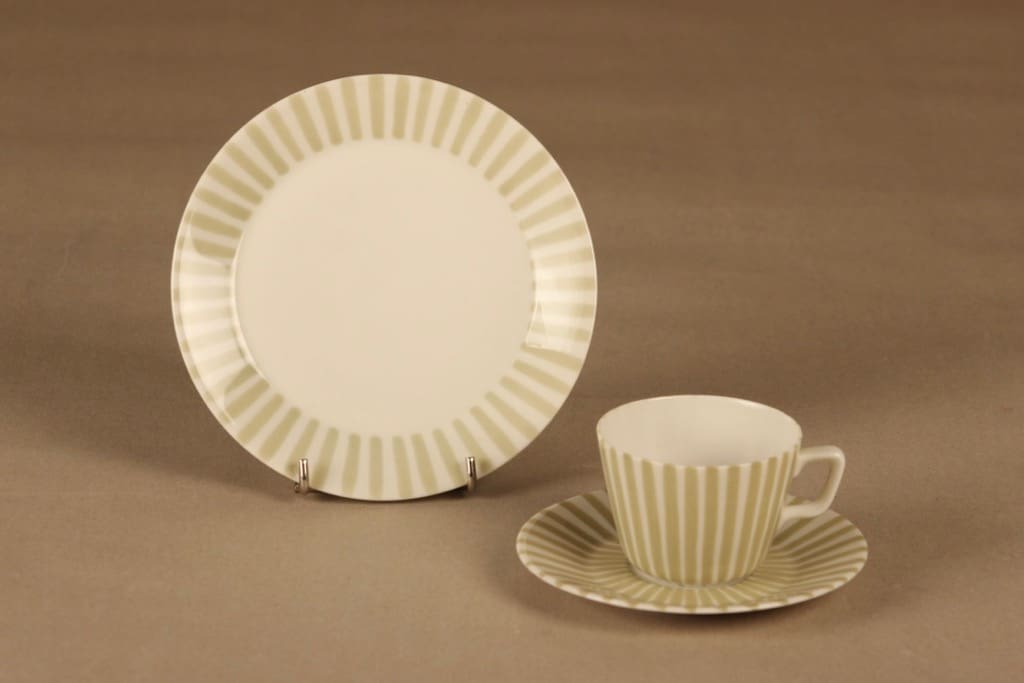 Arabia Reseda coffee cup and plates (2), hand-painted designer Esteri Tomula