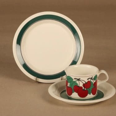 Arabia Kirsikka kahvikuppi ja lautaset(2), punainen, vihreä, suunnittelija Inkeri Seppälä,