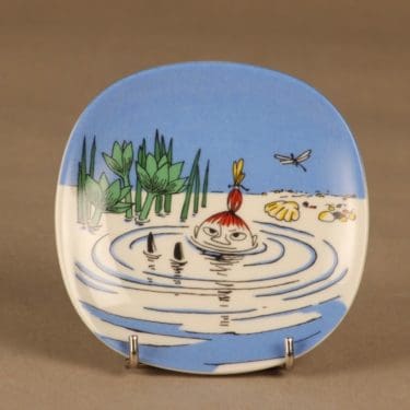 Arabia Muumi seinälautanen, Pikku Myy uimassa, suunnittelija Tove Slotte-Elevant, Pikku Myy uimassa