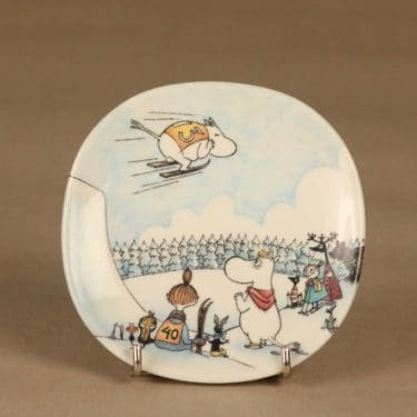 Arabia Muumi seinälautanen, Muumit hyppymäessa, suunnittelija Tove Slotte-Elevant, Muumit hyppymäessa