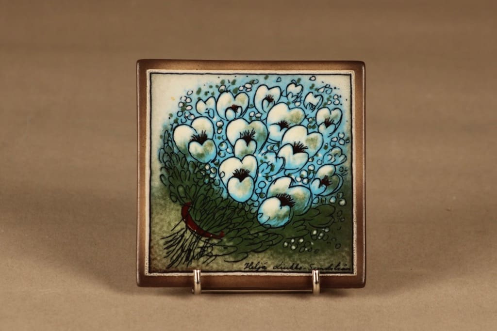 Arabia HLS seinälaatta, Orvokkini, mustasilmä, suunnittelija Heljä Liukko-Sundström, Orvokkini, mustasilmä, tilaustyö, orvokki, kukka