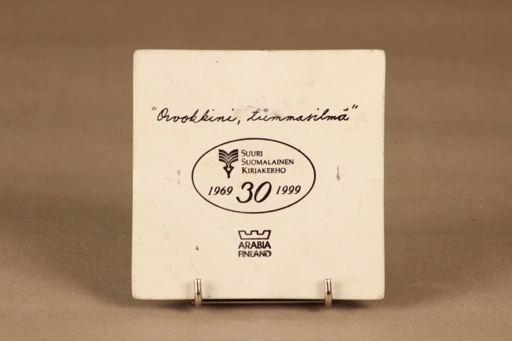 Arabia HLS seinälaatta, Orvokkini, mustasilmä, suunnittelija Heljä Liukko-Sundström, Orvokkini, mustasilmä, tilaustyö, orvokki, kukka kuva 2