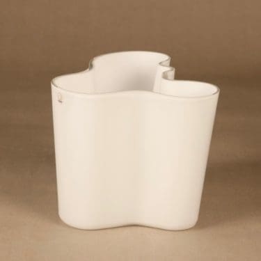 Iittala Aalto-Collections maljakko, opaali valkoinen, suunnittelija Alvar Aalto, signeerattu