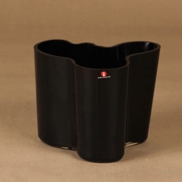 Iittala Aalto Collections maljakko, musta, suunnittelija Alvar Aalto, musta