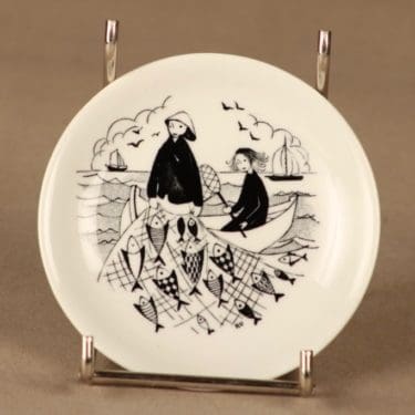 Arabia Harraste wall plate Fishermen designer Raija Uosikkinen