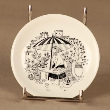 Arabia Harraste seinälautanen, Torimyyjä, suunnittelija Raija Uosikkinen, Torimyyjä