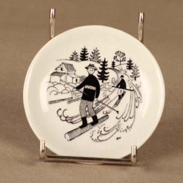 Arabia Harraste seinälautanen, Tukkijoella, suunnittelija Raija Uosikkinen, Tukkijoella