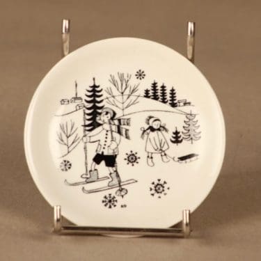 Arabia Harraste seinälautanen, Lapset mäessa, suunnittelija Raija Uosikkinen, Lapset mäessa