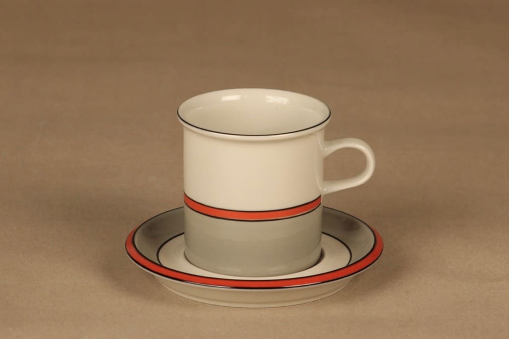 Arabia Aslak kaakaokuppi ja lautaset, suunnittelija Inkeri Leivo, raitakoriste kuva 2