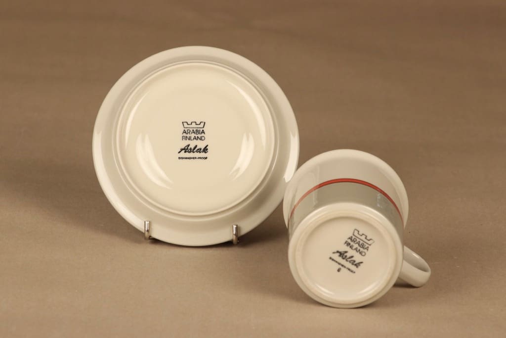 Arabia Aslak kaakaokuppi ja lautaset, suunnittelija Inkeri Leivo, raitakoriste kuva 4
