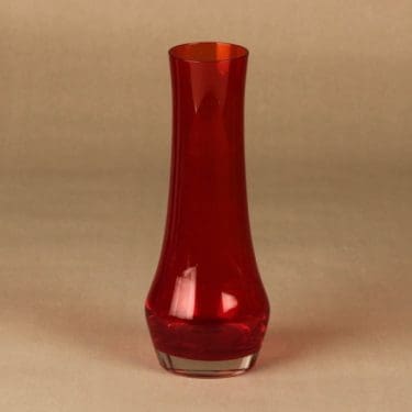 Riihimäen lasi 1374 maljakko, punainen, suunnittelija Tamara Aladin,