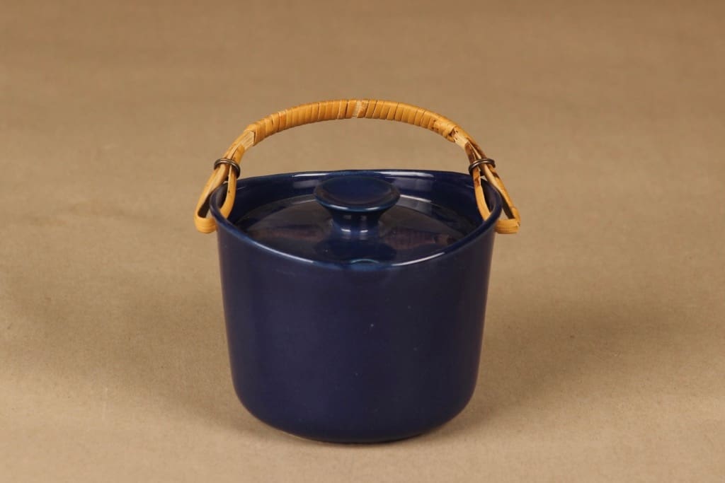 Arabia AL purkki, rottinkikahvalla, suunnittelija Ulla Procope, rottinkikahvalla