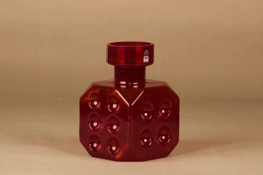 Riihimäen lasi Arpa on heitetty koristepullo, rubiininpunainen, suunnittelija Erkkitapio Siiroinen, noppa, arpakuutio kuva 2