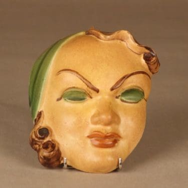 Kupittaan savi koristenaamio, käsinmaalattu, suunnittelija Kerttu Suvanto-Vaajakallio, käsinmaalattu