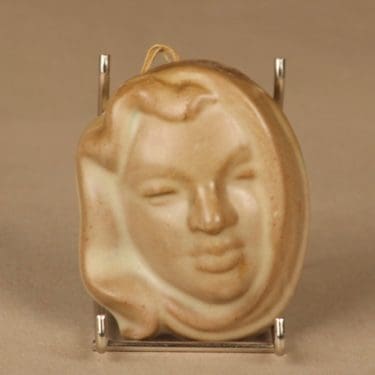 Kupittaan savi koristenaamio, käsinmaalattu, suunnittelija Kerttu Suvanto-Vaajakallio, käsinmaalattu