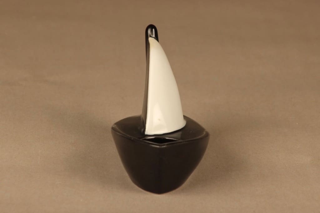 Arabia HLS tuikkuvene, mustavalkoinen, suunnittelija Heljä Liukko-Sundström, mustavalkoinen kuva 2