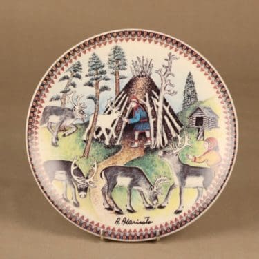 Arabia Lappi seinälautanen, Lappi-aihe, suunnittelija Andreas Alariesto, Lappi-aihe