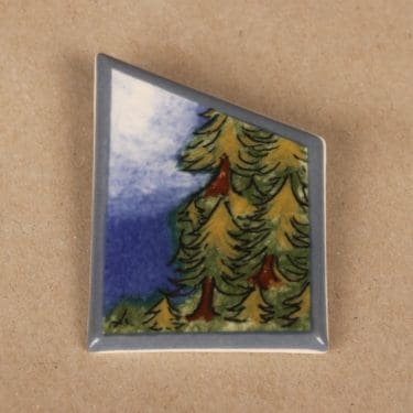 Arabia HLS rintakoru, Metsä, suunnittelija Heljä Liukko-Sundström, Metsä, serikuva, kuusi