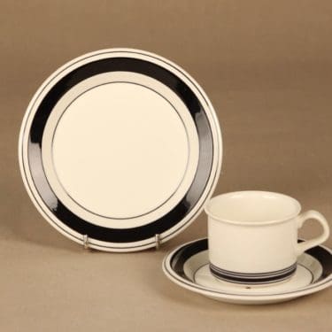 Arabia Faenza kahvikuppi ja lautaset (2), raitakoriste, suunnittelija Peter Winquist, raitakoriste
