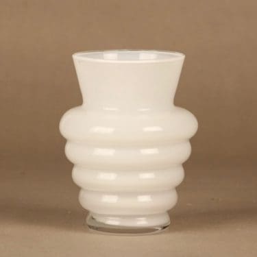 Nuutajärvi Marlene maljakko, valkoinen, suunnittelija Kerttu Nurminen,