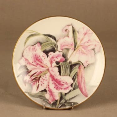 Arabia Romanttinen Puutarha seinälautanen, Lilja, suunnittelija Riikka Hautamäki, Lilja