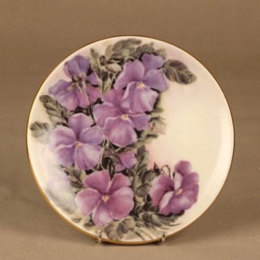 Arabia Romanttinen Puutarha seinälautanen, Sarviorvokki, suunnittelija Riikka Hautamäki, Sarviorvokki