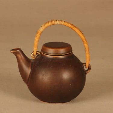 Arabia GA 1 teekaadin, rottinkikahvalla, suunnittelija Ulla Procope, rottinkikahvalla