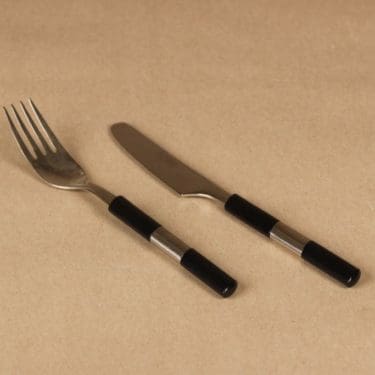 Hackman Festivo jälkiruokaveitsi ja -haarukka, musta, teräs, 2 kpl, suunnittelija Ahti Majuri,