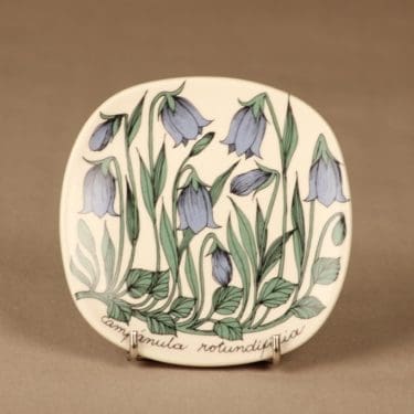Arabia Botanica seinälautanen, Kissankello, suunnittelija Esteri Tomula, Kissankello, Campanula rotudifolia