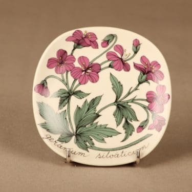 Arabia Botanica seinälautanen, Metsäkurjenpolvi, suunnittelija Esteri Tomula, Metsäkurjenpolvi, Geranium silvaticum