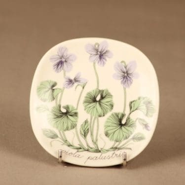 Arabia Botanica seinälautanen Suo-orvokki suunnittelija Esteri Tomula