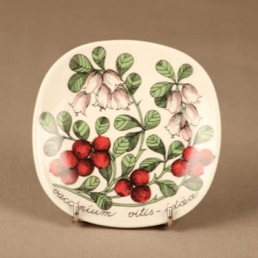 Arabia Metsämarjat seinälautanen, Puolukka, suunnittelija Esteri Tomula, Puolukka, Vaccinium vitis-idaea