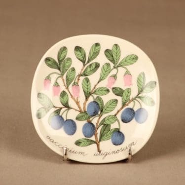 Arabia Metsämarjat seinälautanen, Juolukka, suunnittelija Esteri Tomula, Juolukka, Vaccinium uliginosum