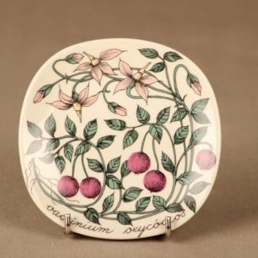 Arabia Metsämarjat seinälautanen, Karpalo, suunnittelija Esteri Tomula, Karpalo, Vaccinium oxucoccos