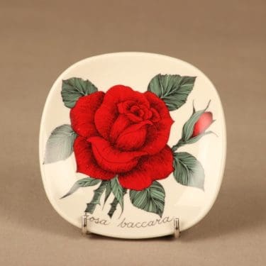 Arabia Rosa seinälautanen, tummanpunainen kerrottu ruusu, suunnittelija Esteri Tomula, tummanpunainen kerrottu ruusu, tummanpunainen kerrottu ruusu