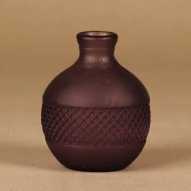 Kumela koristepullo, matta lila, suunnittelija tuntematon,