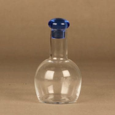 Nuutajärvi Mondo karahvi, kirkas, sininen, suunnittelija Kerttu Nurminen,